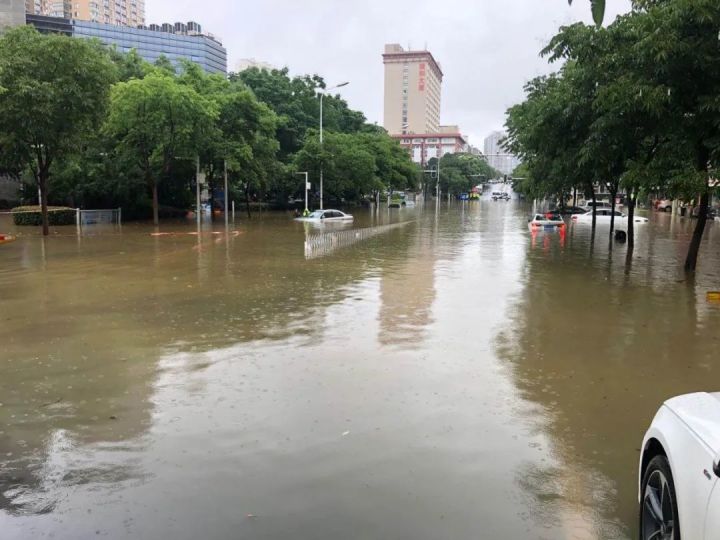 车涉水后踩油门有延迟_车涉水启动车头冒白烟_涉水车修好了会有什么