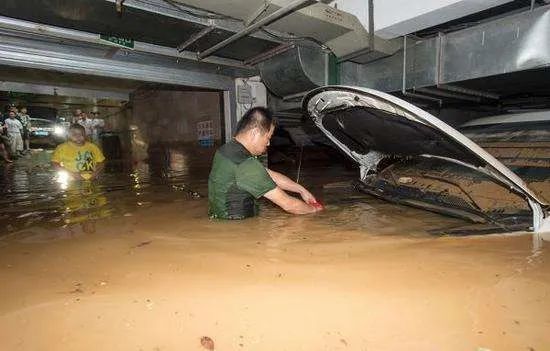 涉水车修好了会有什么_车涉水后踩油门有延迟_车涉水启动车头冒白烟