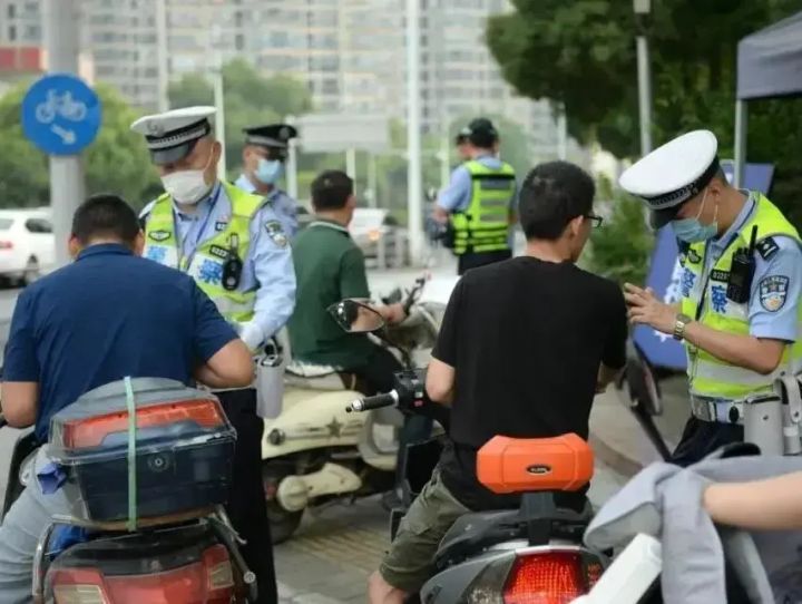 电动车轮胎没气能骑吗_电动平衡车轮胎是充气的吗_狗骑电动平衡车