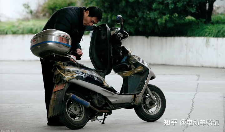 独轮电动平衡车倒骑教学视频_电动车轮胎没气能骑吗_电瓶车轮胎没气了硬骑